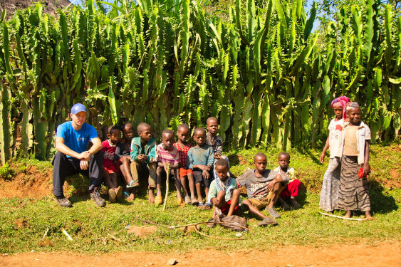 SKT-Ausbilder Tom Eckert mit einer Gruppe äthiopischer Kinder
